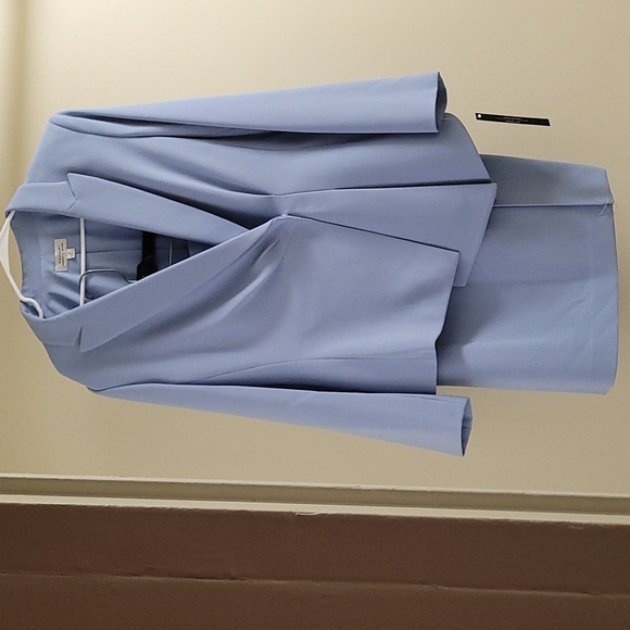 TAHARI  SUITS. - Picture 11 of 12